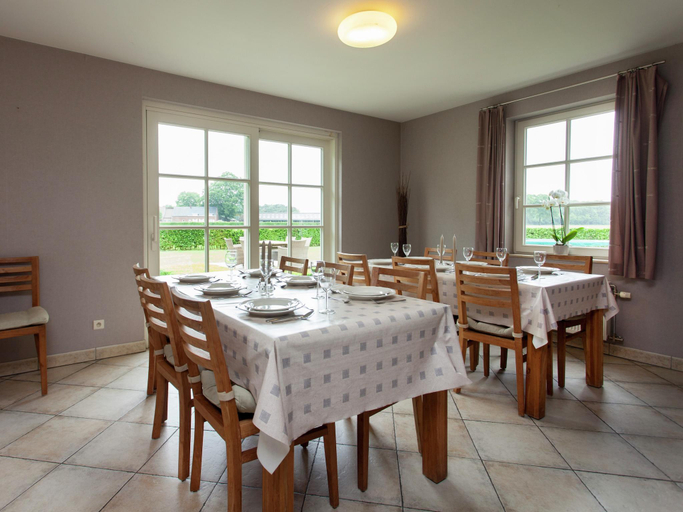 Food & Drinks 4, Peer Villa with Garden, Limburg