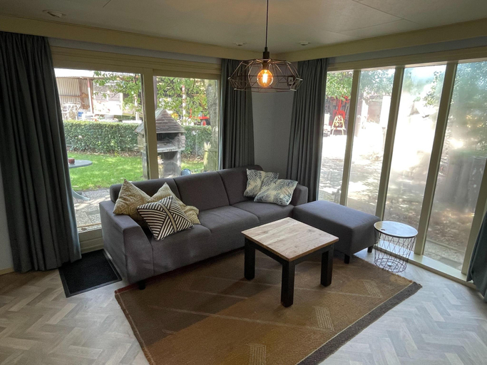 Others 5, Uden Chalet with Scenic Terrace, Uden