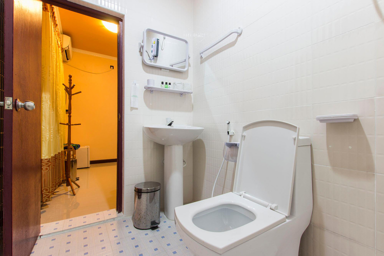 Bathroom, Ren Inn, Mulaku Atoll
