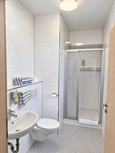 Bathroom 3, Hotel & Flammerie Pfeffermuhle, Kaiserslautern