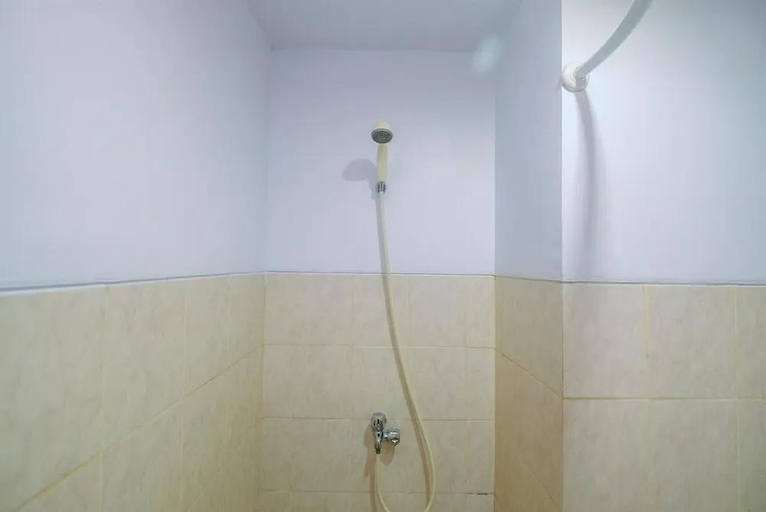 Bathroom 3, Warm and Cozy Studio Park View Condominium Apartment, Depok