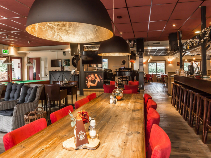 Food & Drinks 4, Chalet by Pond with Terrace Views, Steenwijkerland