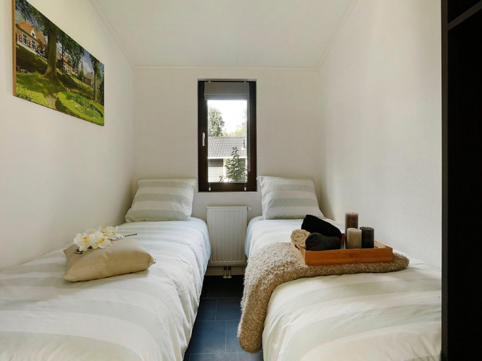 Bedroom 2, Charming Pondside Chalet, Hof van Twente
