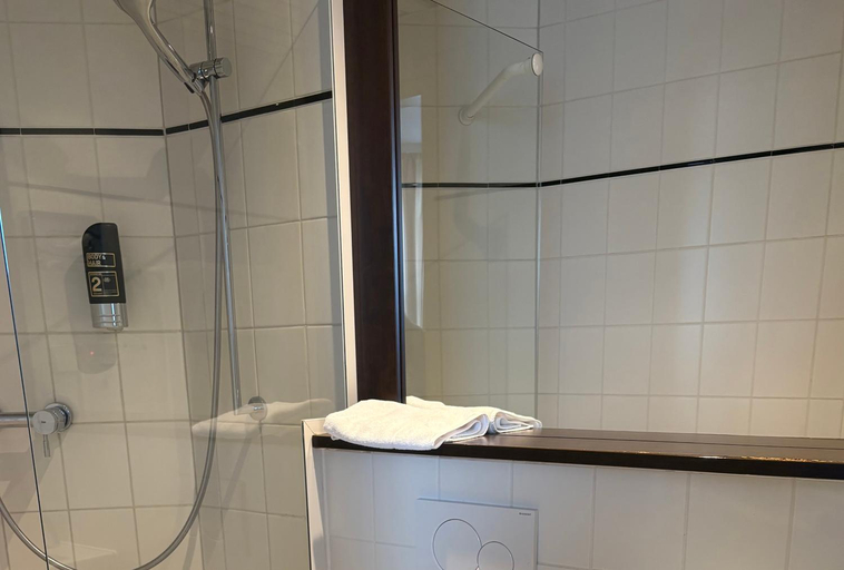 Bathroom 4, Tante ALMA Bristol Hotel, Frankfurt am Main