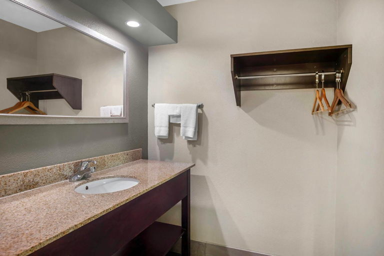Bathroom, Red Roof Inn Columbia, TN, Maury