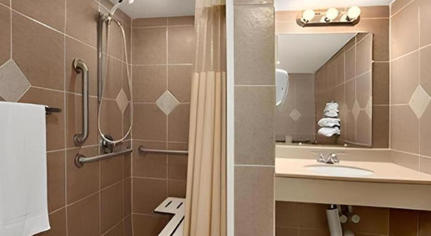 Bathroom 4, Tesla Biohealing Wellness Hotel & Resort Ramada, Butler