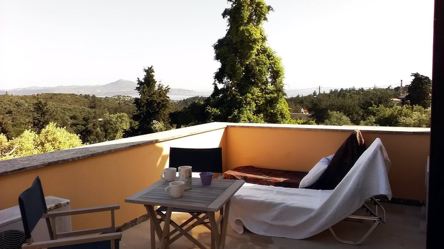 Sundeck 3, House in Small Village Close to Beaches, Crete
