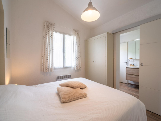 Bedroom 2, Villa in Pouzols With Private Pool, Aude
