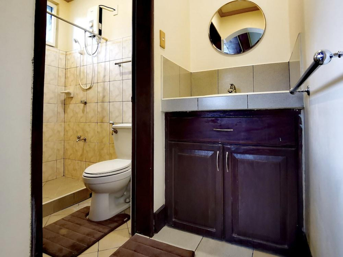 Bathroom 5, Den Den Guesthouse, Basco