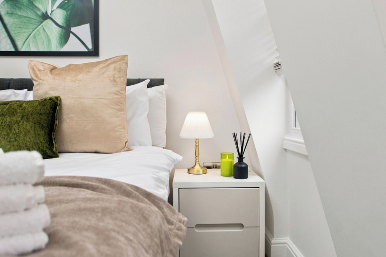 Bedroom, 2 Bedroom Service Apt in Artillery Lane, London