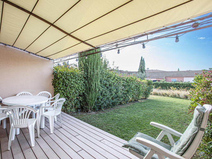 Garden, Quiet 6-Guest Apartment in Homps, Aude