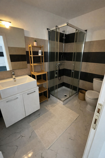 Room 4, Beach 2 min AC 4 Guests Train 50 m, Alpes-Maritimes