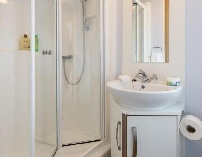 Bathroom, Sandaway Beach Holiday Park, Devon
