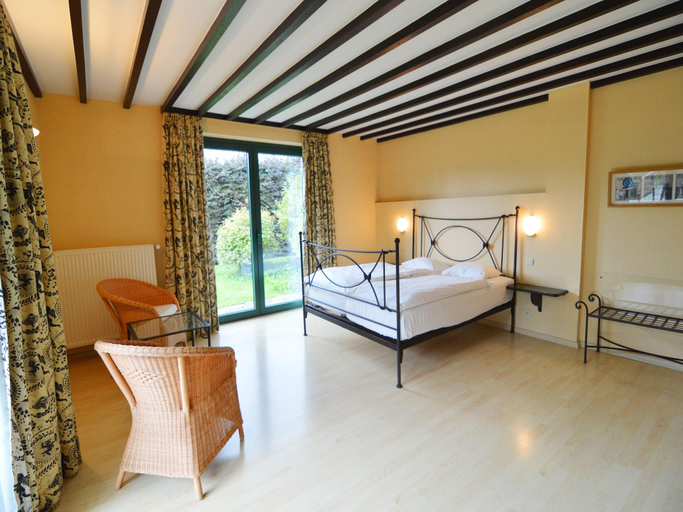 Bedroom 2, Scenic Villa near Lake View, Liège