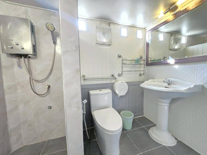 Bathroom 4, Baan JaoKorKluay Homestay, Muang Chiang Rai