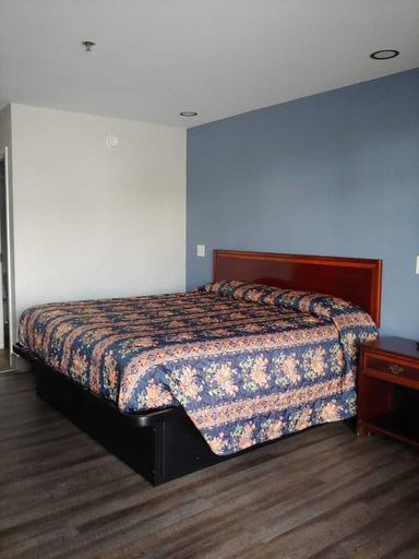Bedroom 5, Budgetel Inn & Suites, DeKalb