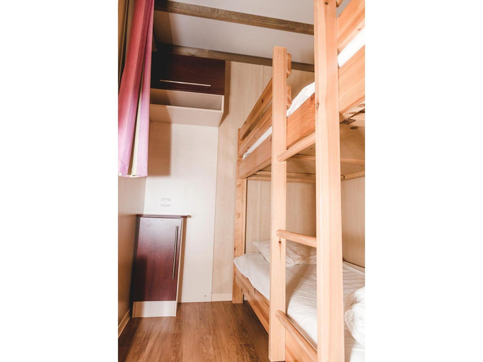 Bedroom 2, Spacious Lakeside Chalet for 8, Vienne