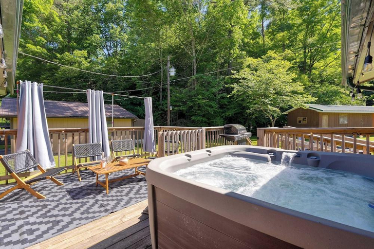 Sport & Beauty 4, The Rustic Cottage by Avantstay Hot Tub, Fire Pit, Pool Table 5mins to Town, Sevier