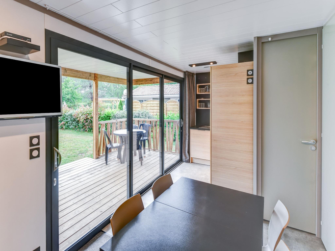 Food & Drinks 4, Secluded Chalet in Hourtin with Swimming Pool, Gironde