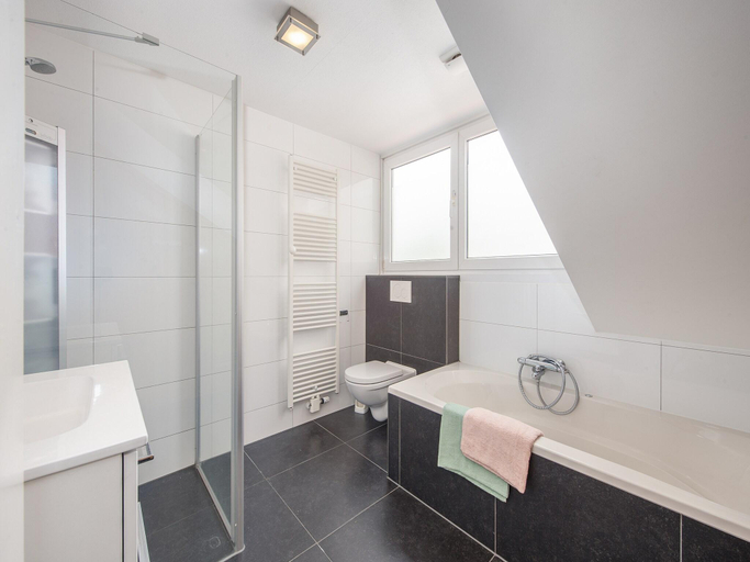 Bathroom 3, Charming Villa in Natural Surroundings, Arcen en Velden