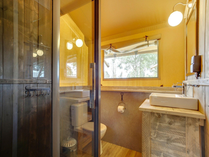 Bathroom, Apartment in Netherlands near Scenic Canals, Uden