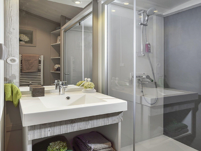 Bathroom, Serene Chalet in Hourtin near Lake, Gironde