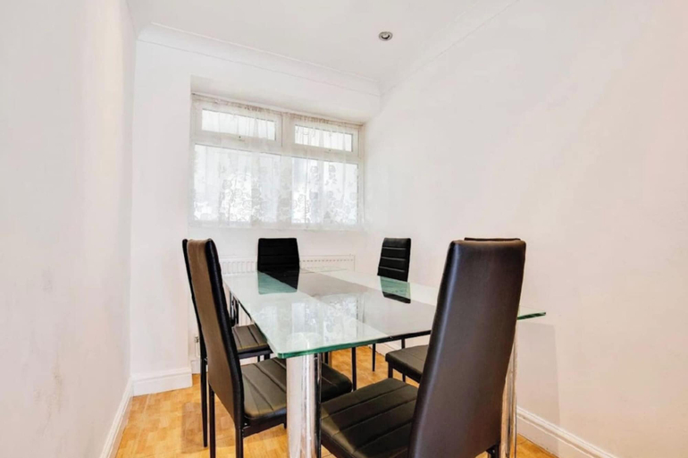 Room 3, Family-friendly 3-bed Haven in Northolt w Parking, London