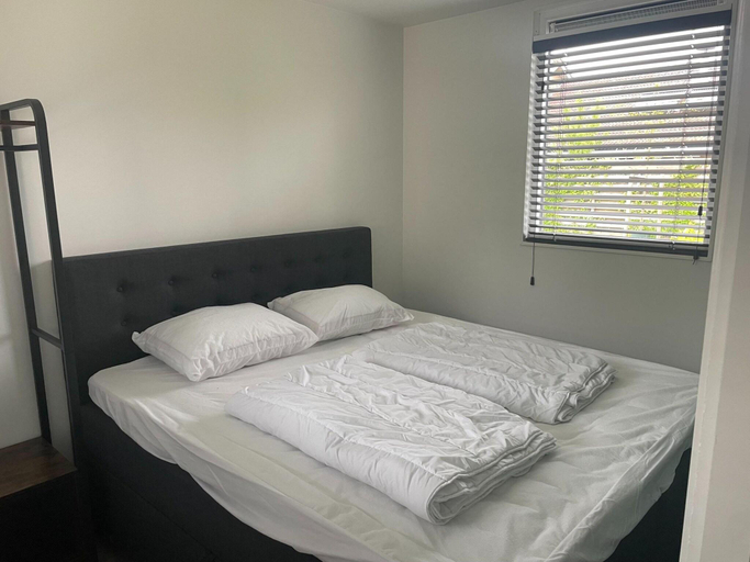 Bedroom, Chalet by Water in Idskenhuizen Recreation Park, Skarsterlân