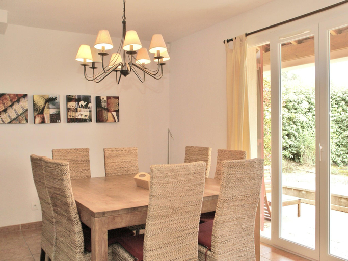 Food & Drinks 5, Villa in Saumane near Golf Course and Pool, Vaucluse