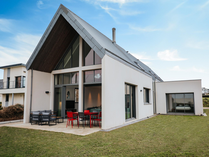 Exterior view 2, Architect-designed villa with sea view, Finistère