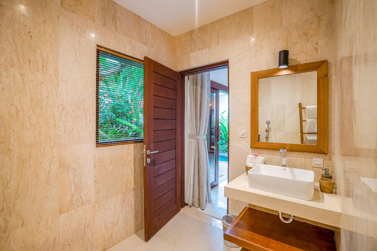 Bathroom 4, Frangipani Villa Jingga at Berawa, Badung