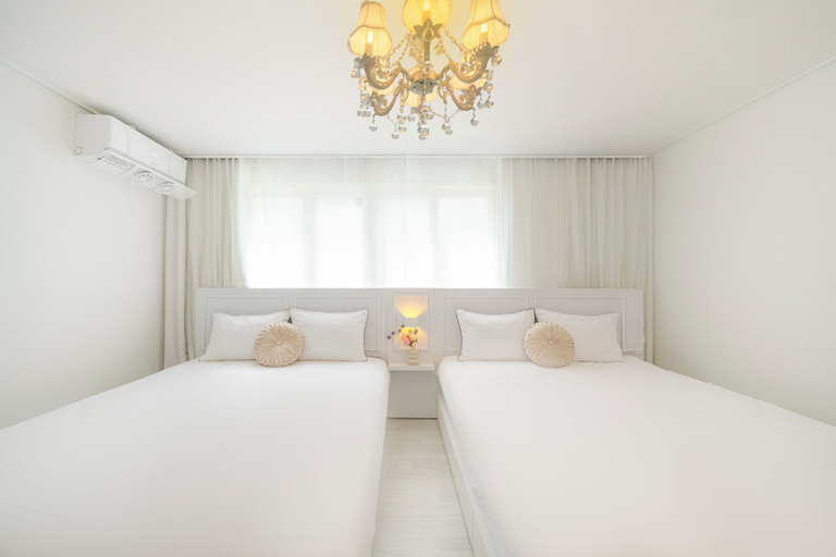 Primary image, Golden Stay, Suyeong