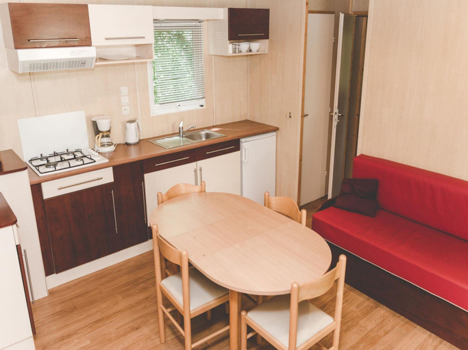 Restaurant, Spacious Lakeside Chalet for 8, Vienne