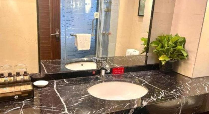 Bathroom 3, Zhuhai HongJingWan Hotel, Zhuhai
