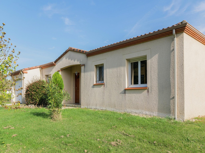 Exterior view 2, Panoramic Poolside Villa, Lot-et-Garonne