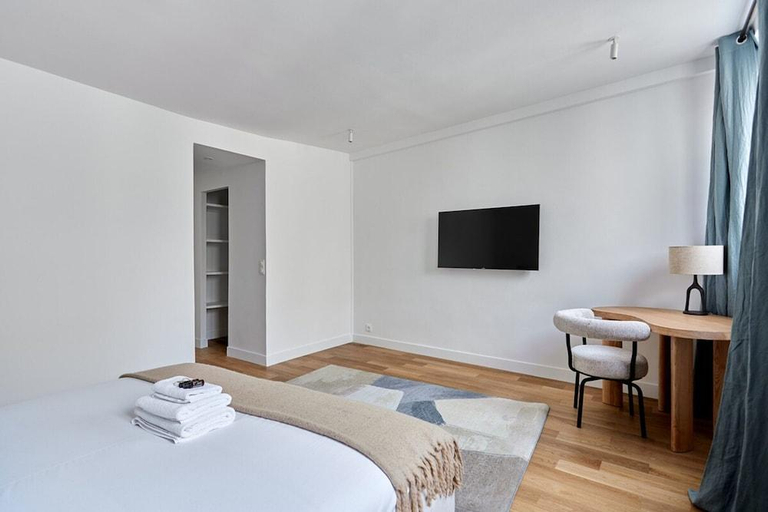 Bedroom 3, Sumptuous apartment Palais Royal/Bourse, Paris