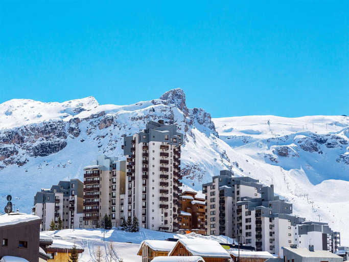 Surrounding environment 4, Chalet in Alpe d'Huez with Sauna & Hot Tub, Isère