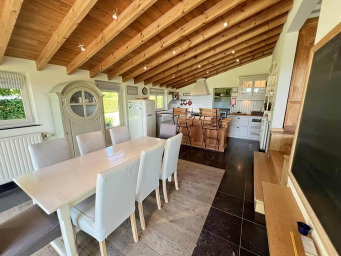 Restaurant 2, Cozy Nature Chalet for 8 Guests, Namur
