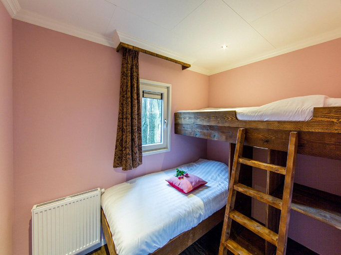 Bedroom 2, Castle Stay in De Eese with Royal Interiors, Steenwijkerland