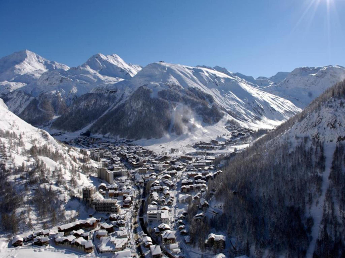 Surrounding environment 4, Chalet in Val d'Isère with Hot Tub & Views, Savoie