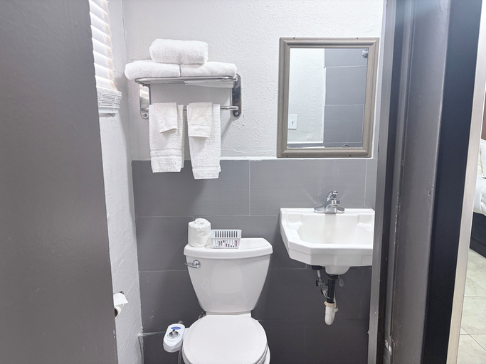 Bathroom 3, Budget Inn, Montague