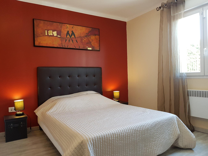 Bedroom 5, Villa Alba: Sunlit Comfort in Lirac, Gard