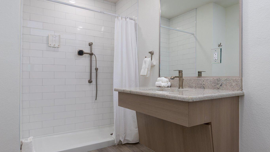 Bathroom, Bluff's Landing Lodge, Nueces