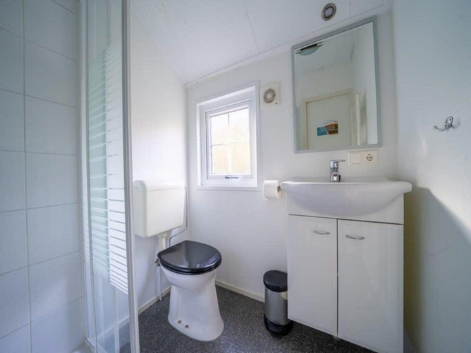 Bathroom, Comfortable chalet near Park De Veluwe, Ede
