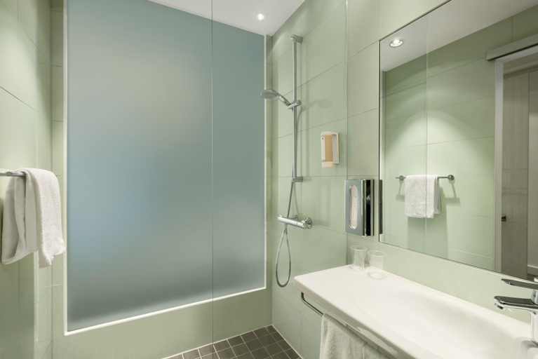 Bathroom 5, Super 8 by Wyndham Munich City North, München
