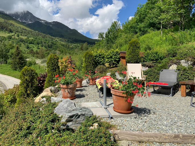 Garden 3, Charming Ski Lodge in Saint François Longchamp, Savoie