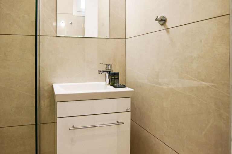 Bathroom 2, Phaedrus Living: Seaside Executive Flat Harbour 101
