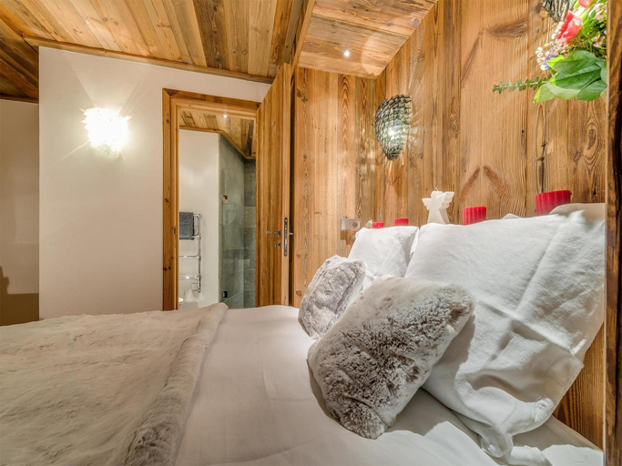 Bedroom 1, Chalet in Val d'Isère with Hot Tub & Views, Savoie