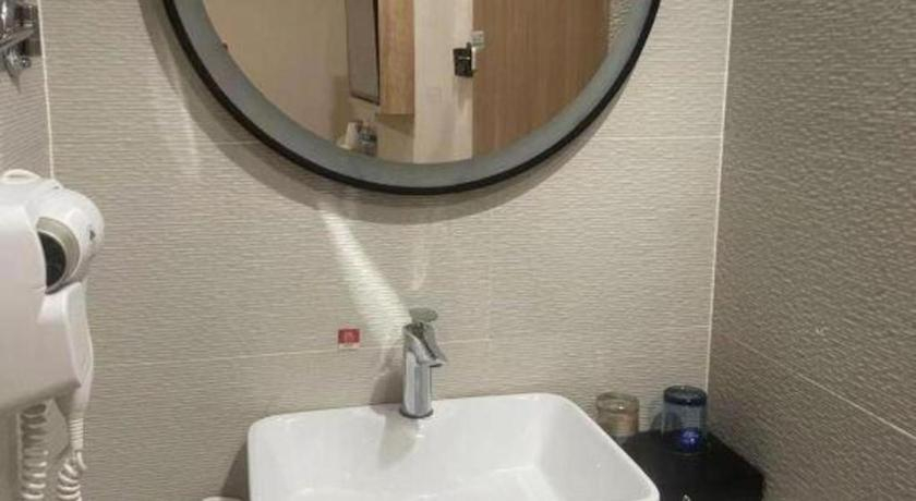 Bathroom 3, GreenTree Inn Express Qingdao Laixi High-Speed Railway Station Shenzhen Road, Qingdao