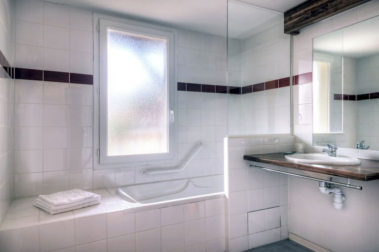 Bathroom 4, Comfort Aparthotel Lourdes L Acacia, Hautes-Pyrénées